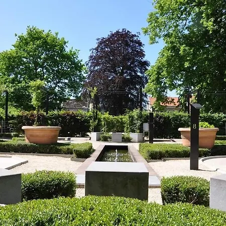 Aux Trois Petits Cochons הוטון