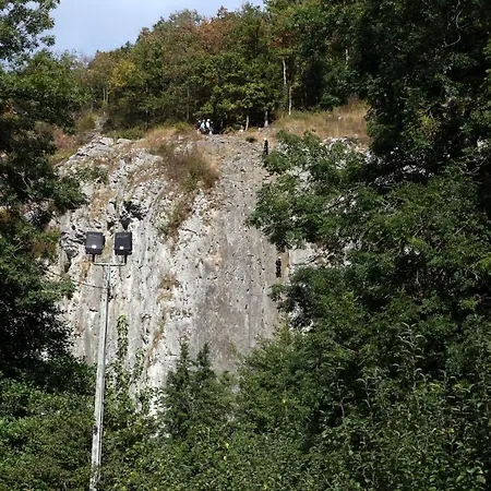 Aux Trois Petits Cochons * הוטון