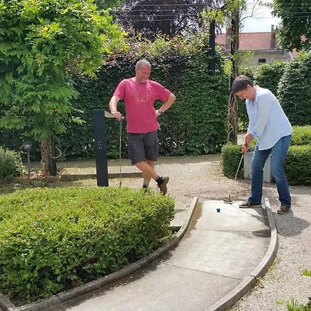 Aux Trois Petits Cochons * הוטון