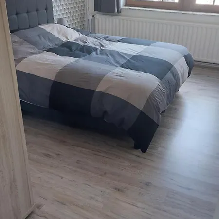 Aux Trois Petits Cochons הוטון