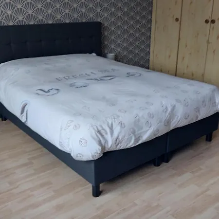 Aux Trois Petits Cochons דירה הוטון