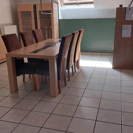 Aux Trois Petits Cochons דירה *